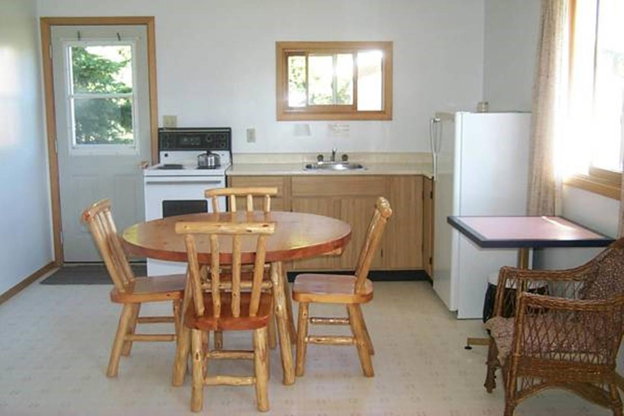 Wee Point Resort Manitowaning Стая снимка